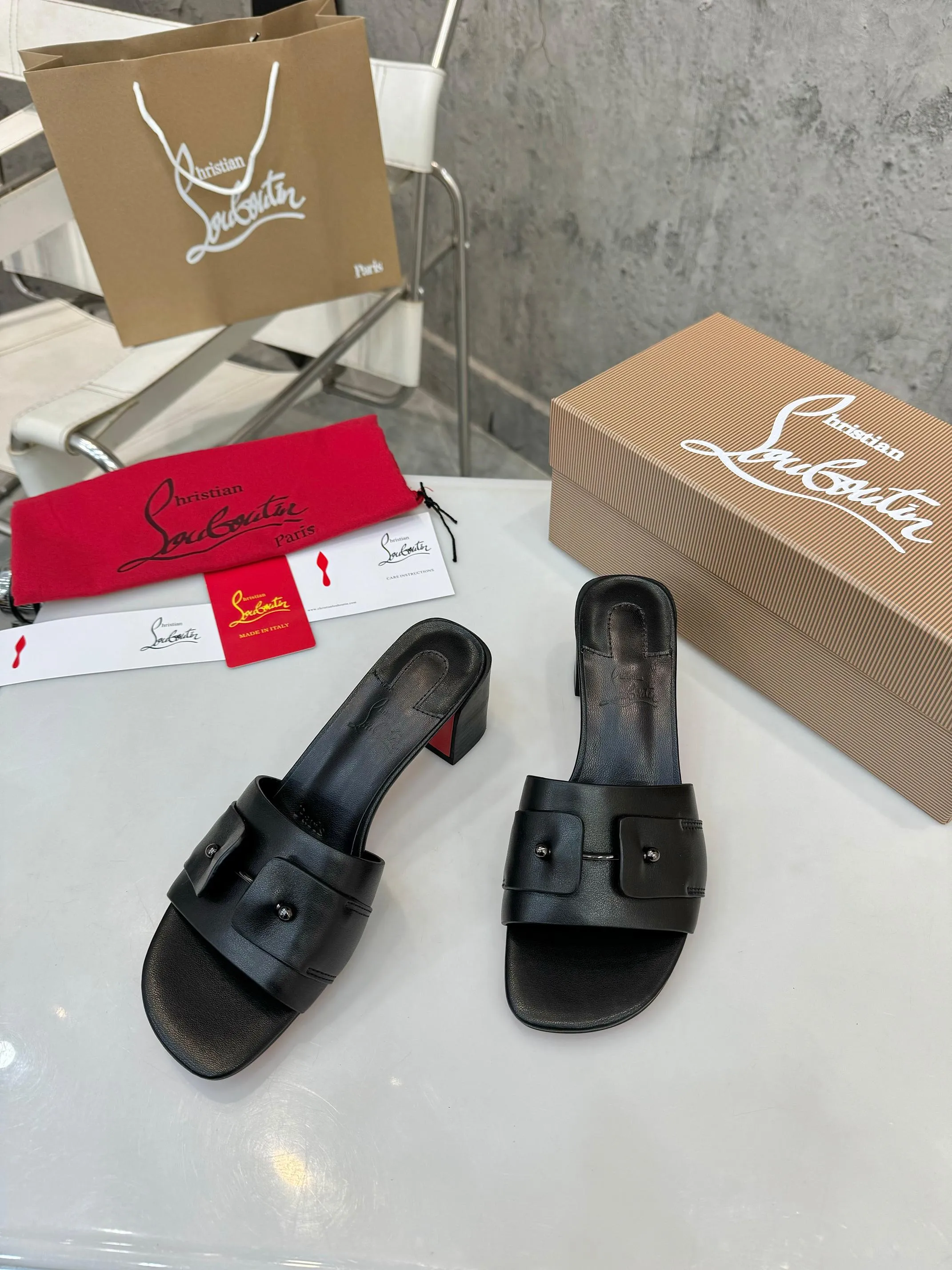 👟👟Ex-factory price 420👟👟 Genuine leather base +40 Top version Purchasing level ⚡③ colors to choose from. Christian Louboutin (CL) logo design is launched this year. The latest catwalk style of red-soled shoes 💥abbreviated as CL. This year's T-stage catwalk style of red-soled shoes👠 has a fresh and refreshing feel, and is perfect on the feet. 💃elegant and crystal clear. All accessories, materials and patterns are all customized at the original 1:1, zero distance from the original version. 1⃣ Upper: cowhide + unique logo 2⃣ Inner: sheepskin 3⃣Outsole: Original one-to-one molded genuine leather rubber non-slip two-color label outsole 4⃣🔺Original packaging 5⃣Number of yards: 35-42 (refundable or exchangeable if ordering 42)